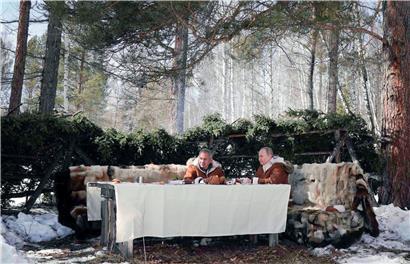 Russlands Präsident Putin lässt sich mit Verteidigungsminister Schoigu Tee trinkend beim Picknick in einem sibirischen Wald fotografieren – bei der Covid-Impfung aber nicht
