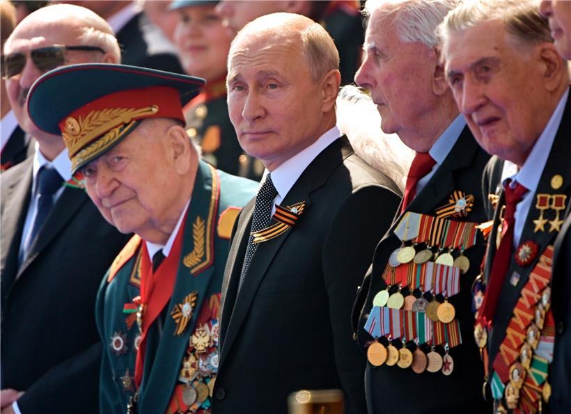 Russlands Präsident Wladimir Putin (Mitte) verfolgt die Militärparade zum 75. Jahrestag des Sieges der Sowjetunion über Hitler-Deutschland
