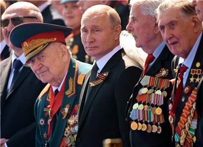 Russlands Präsident Wladimir Putin (Mitte) verfolgt die Militärparade zum 75. Jahrestag des Sieges der Sowjetunion über Hitler-Deutschland
