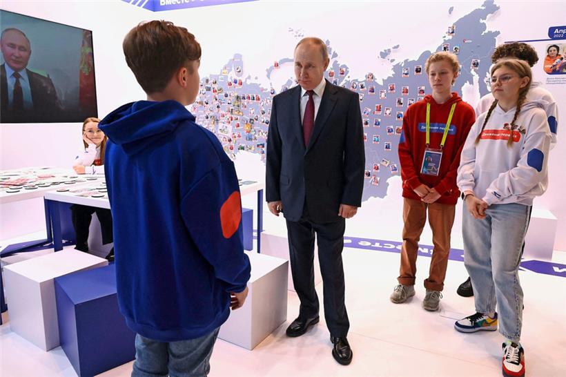 Russlands Präsident Wladimir Putin besuchte am Donnerstag ein Jugendzentrum in Moskau: In den Schulen des Landes setzt der Kreml vermehrt auf eine Militarisierung der Programme und patriotische Indoktrinierung der russischen Kinder und Jugendlichen
