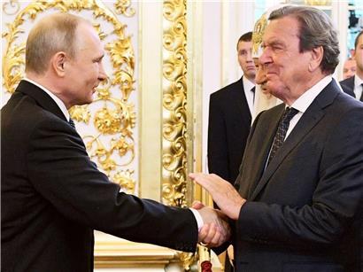 Wladimir Putin und Gerhard Schröder bei Treffen, Schröder als Vermittler im Ukraine-Krieg bevorzugt