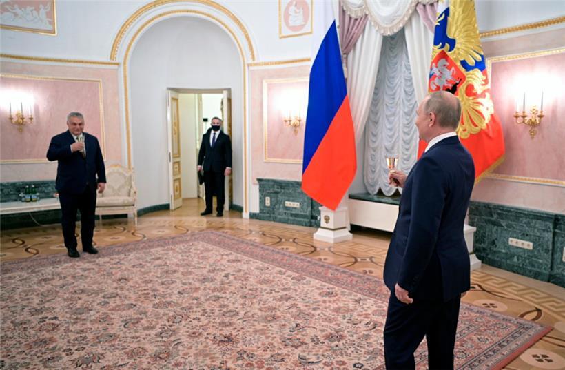 Russlands Präsident Wladimir Putin (r.) hielt sich auch den ungarischen Regierungschef Viktor Orban bei dessen Besuch im Kreml Anfang des Monats auf Distanz
