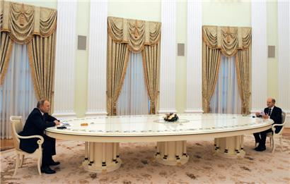 Russlands Präsident Wladimir Putin (l) und Bundeskanzler Olaf Scholz (SPD) bei einem Treffen im Kreml
