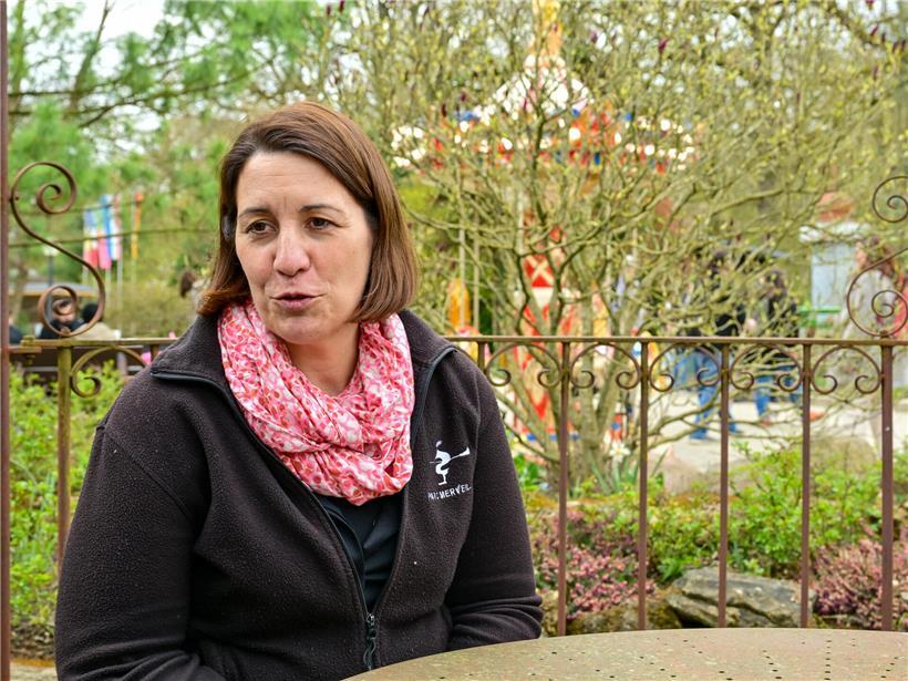 Ruth Herber, Tourismusdirektorin des Parc Merveilleux, posiert vor dem Freizeitpark-Eingang