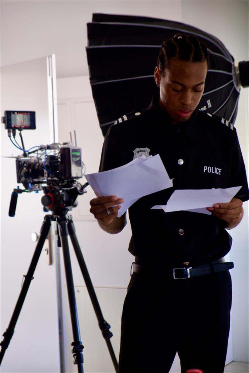 Ryan Cibango probt für seine Rolle als Polizist Felix Hopp
