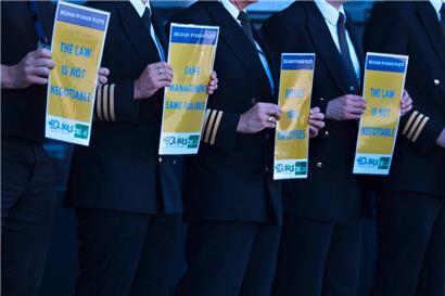 Ryanair-Piloten halten am 14. August 2023 während eines Streiks der Ryanair-Piloten wegen der Arbeitsbedingungen Plakate auf dem Flughafen Charleroi
