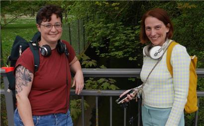 S. L. Grange (à gauche) et Catherine Kontz, à l’endroit où l’Alzette réapparaît après être passée sous la ville

