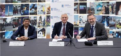 SES-Finanzchef Sandeep Jalan, EIB-Vizepräsident Kris Peeters und SES-Geschäftsführer Steve Collar (v.l.n.r.)
