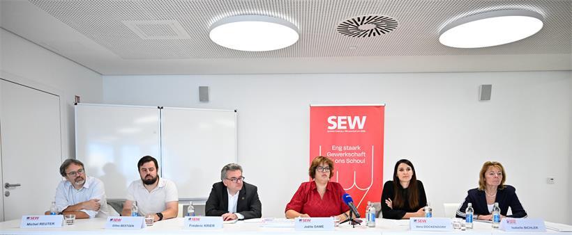 Lehrergewerkschaft SEW-OGBL kritisiert Projekt Alpha und Schulpflichtverlängerung SEW/OGBL nimmt Stellung zur Schulrentrée. Von links nach rechts: Michel Reuter, Gilles Bestgen, Frédéric Krier, Joëlle Damé, Vera Dockendorf, Isabelle Bichler