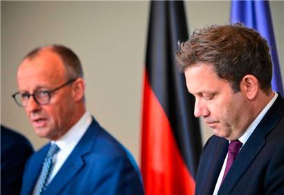 SPD-Chef Lars Klingbeil fährt neben Kanzler Friedrich Merz einen pragmatischen Mitte-Kurs – was in seiner Partei nicht jedem gefällt
