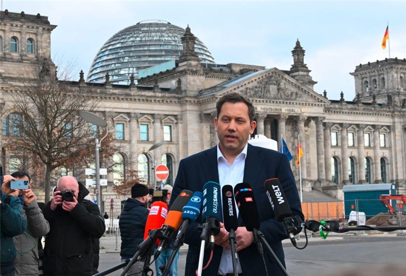 SPD-Chef Lars Klingbeil gab nach der Einigung zwischen den künftigen Koalitionären und den Grünen vor dem Bundestag eine Erklärung ab
