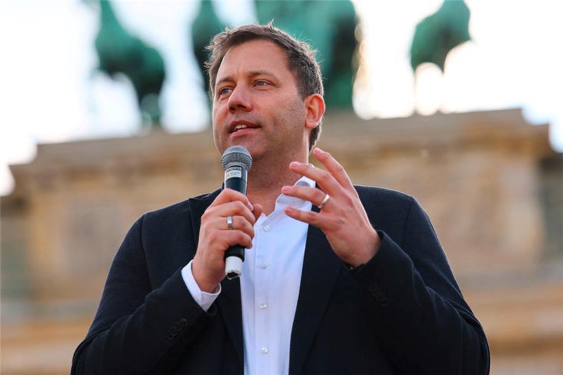 SPD-Co-Chef Lars Klingbeil, hier bei einer Veranstaltung am Brandenburger Tor in Berlin, versucht allseits die Anhängerschaft für die bevorstehenden Wahlen zu mobilisieren
