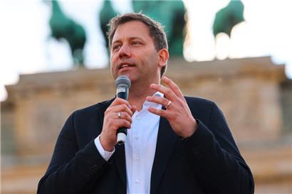 SPD-Co-Chef Lars Klingbeil, hier bei einer Veranstaltung am Brandenburger Tor in Berlin, versucht allseits die Anhängerschaft für die bevorstehenden Wahlen zu mobilisieren
