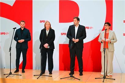 SPD-Co-Chefin Saskia Esken (r.) tritt ab, während sich Lars Klingbeil (2.v.r.) möglicherweise mit Bärbel Bas (2.v.l.) den SPD-Vorsitz teilen wird. Künftiger Generalsekretär soll Tim Klüssendorf (l.) werden.
