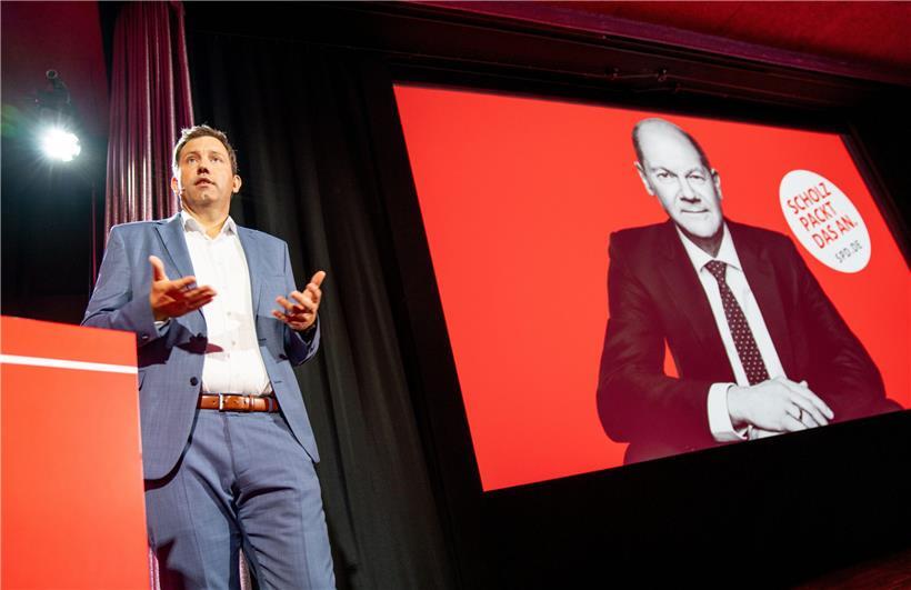 SPD-Generalsekretär Lars Klingbeil stellt in einem Kinosaal die Kampagne der SPD für die Bundestagswahl vor

