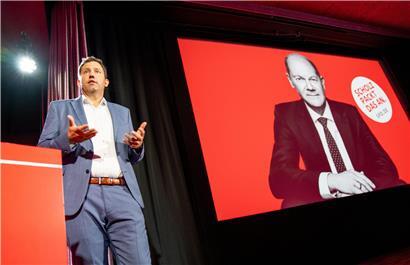 SPD-Generalsekretär Lars Klingbeil stellt in einem Kinosaal die Kampagne der SPD für die Bundestagswahl vor
