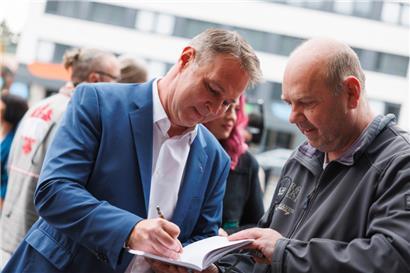 SPÖ-Chef Andreas Babler (l.) mit einem Autogramm-Jäger während des SPÖ-Bundesparteitags
