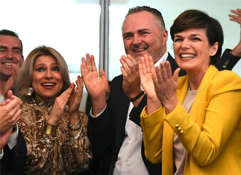 SPÖ-Chefin Pamela Rendi-Wagner (r.) und ihr Herausforderer Hans-Peter Doskozil (M.) auf einem Bild aus dem Jahr 2020

