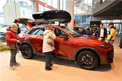 Beliebte SUVs auf dem diesjährigen Autofestival in moderner Ausstellung und vielfältigen Modellen