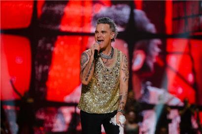 Sa tournée actuelle est l’occasion, pour le fameux chanteur britannique, d’offrir une rétrospective de 25 ans de carrière et de revenir sur ses années sombres
