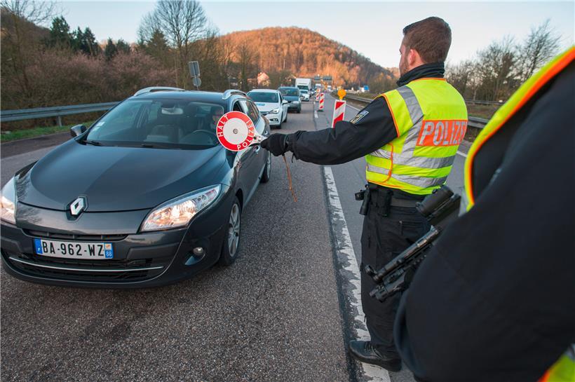 Saarland, Saarbrücken: Beamte der Bundespolizei halten ein Auto an.
