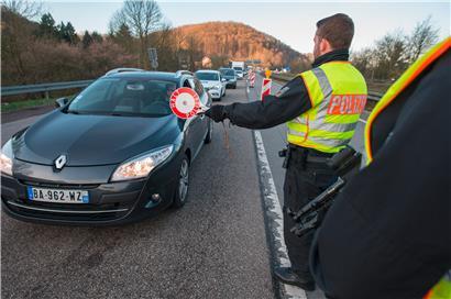 Saarland, Saarbrücken: Beamte der Bundespolizei halten ein Auto an.
