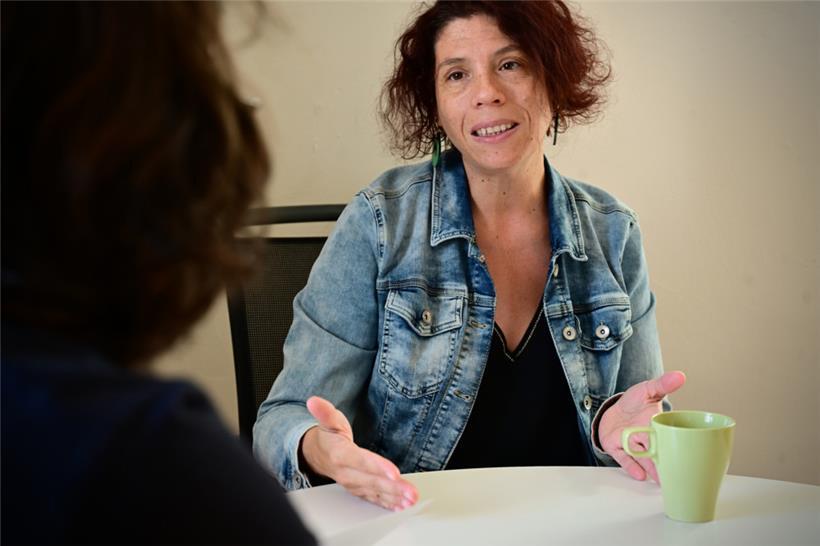 Sabine Garrot, die stellvertretende Direktorin von „Défi-job“, erklärt im Gespräch die Tätigkeiten des Vereins
