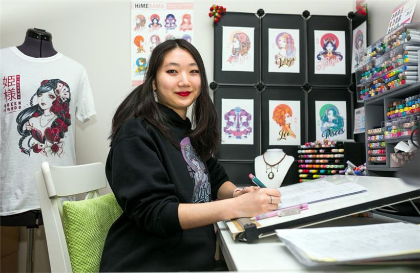 Sabrina Kaufmann zeichnet seit mittlerweile zwölf Jahren und verkauft ihre Illustrationen u.a. auf Conventions
