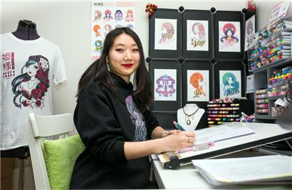 Sabrina Kaufmann zeichnet seit mittlerweile zwölf Jahren und verkauft ihre Illustrationen u.a. auf Conventions
