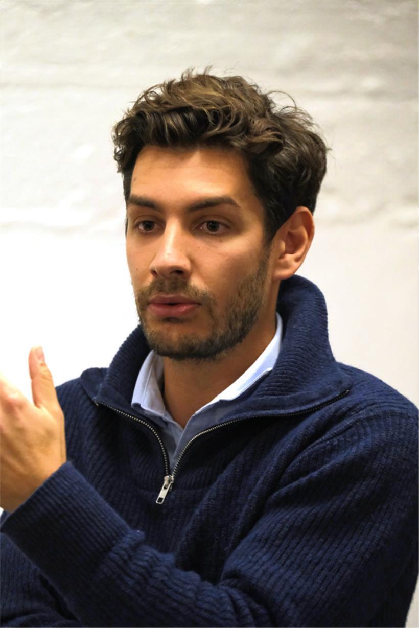 Sacha Pulli, LSAP, 3.373 Stimmen: Der 32-Jährige ist Historiker und arbeitet als Lehrer im Lycée Belval. Seit dem letzten Wochenende verheiratet, hat Pulli vor kurzem seine Karriere als Handballer beendet. Er war Nationalspieler und spielte seine gesamte Laufbahn für den HB Esch. Der gebürtige Escher lebt im Viertel Bruch und ist Präsident des „Conseil supérieur…
