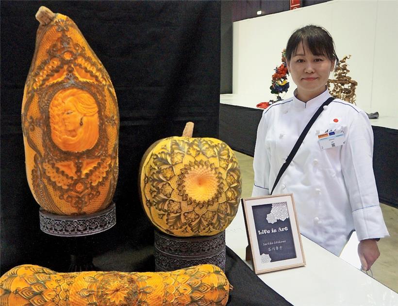Sachiko Ishikawa aus Japan nimmt mit ihrer Kreation „Life is Art“ am Carving-Con...