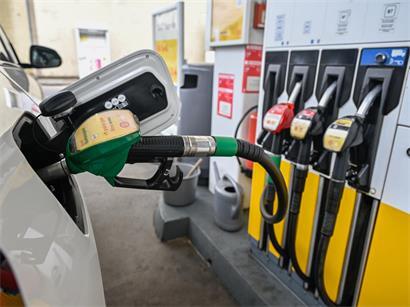 Tankstelle mit Preistafel, die steigende Spritpreise ab Samstag anzeigt, Benzin und Diesel teurer
