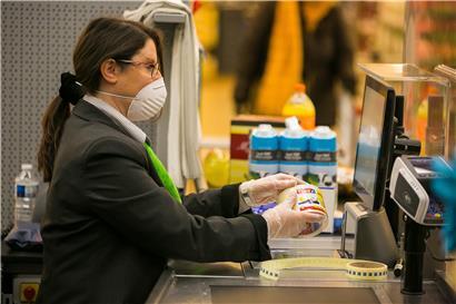 Sämtliche Supermarktketten (wie hier im Cactus Bascharage) haben Vorkehrungen getroffen, um ihre Angestellten und Kunden vor dem Coronavirus zu schützen
