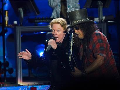 Sänger Axl Rose (l.) und Gitarrist Slash von der Band Guns N’ Roses
