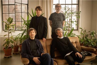 Sänger Dirk von Lowtzow (vorne r.), Bassist Jan Müller (hinten l.), Gitarrist Rick McPhail (hinten r.) und Schlagzeuger Arne Zank (vorne l.)
