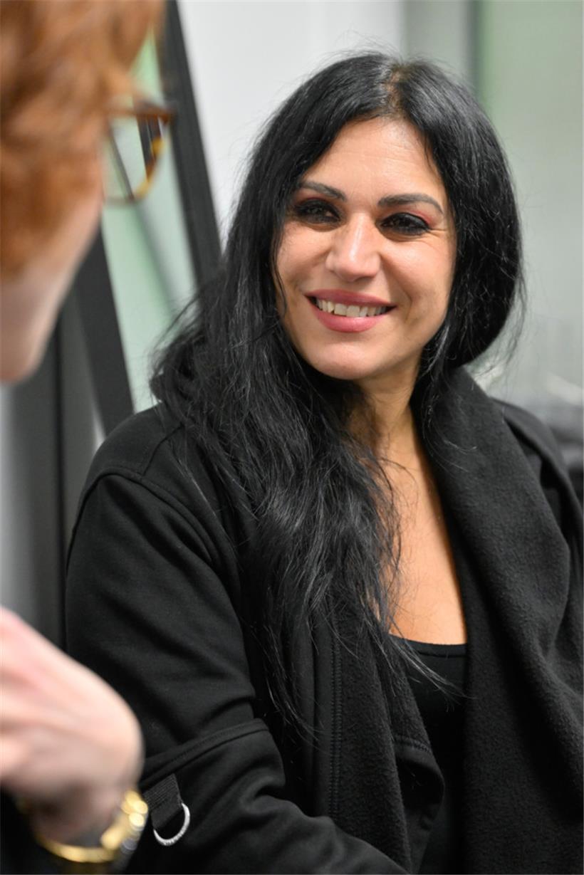 Sängerin Cristina Scabbia im Austausch mit unserer Reporterin Sandra Lutz
