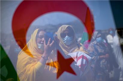 Saharische Demonstrantinnen im Jahr 2021 hinter einer Fahne der Westsahara bei einem Protest zur Unterstützung des Chefs der Unabhängigkeitsbewegung Polisario
