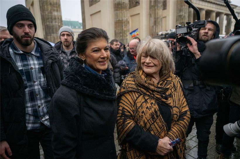 Sahra Wagenknecht (Die Linke, l.), und Frauenrechtlerin Alice Schwarzer kommen zur Demonstration für Verhandlungen mit Russland am Brandenburger Tor
