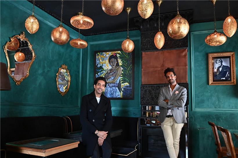 Said Benaapache (l.) steht in dem Lounge-Restaurant in der Küche, während sich der jüngere Bruder Khalid Benaapache um die Gäste kümmert
