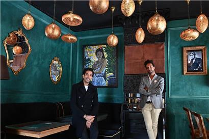 Said Benaapache (l.) steht in dem Lounge-Restaurant in der Küche, während sich der jüngere Bruder Khalid Benaapache um die Gäste kümmert
