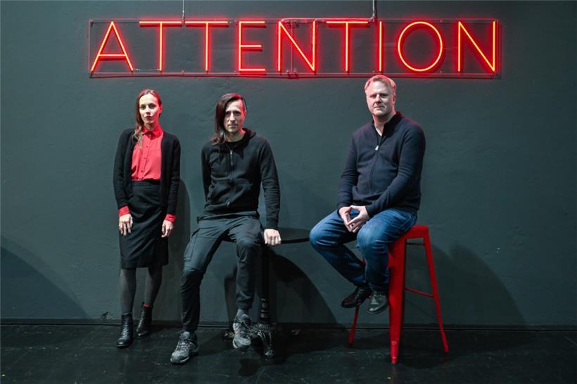 „Saint Joan of the Stockyards“: Agata Tomšič, Davide Sacco und Florian Hirsch unter „Attention“, dem TNL-Motto der Saison
