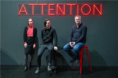 „Saint Joan of the Stockyards“: Agata Tomšič, Davide Sacco und Florian Hirsch unter „Attention“, dem TNL-Motto der Saison
