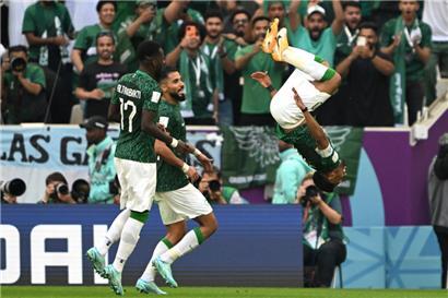 Salem Mohammed Dausari feiert sein Tor zum 2:1 gegen Argentinien mit einer Flugeinlage
