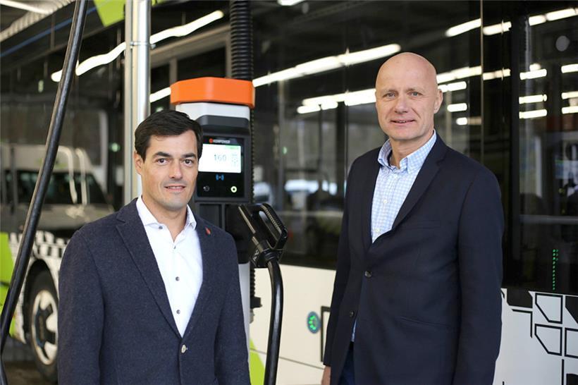 Sales-Lentz und Enerdeal gehen eine Partnerschaft ein: Auf dem Foto zu sehen sind Joe Malago, technischer Direktor von Sales-Lentz, und François Neu, Direktor von Enerdeal (v.l.)
