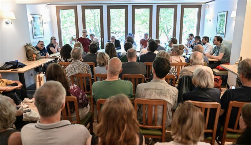 Salle comble mardi dernier sur la place d’Armes pour le meeting électoral de Cécilia Gondard, candidate du Nouveau Front populaire de la 4e circonscription des Français de l’étranger
