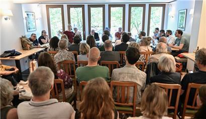 Salle comble mardi dernier sur la place d’Armes pour le meeting électoral de Cécilia Gondard, candidate du Nouveau Front populaire de la 4e circonscription des Français de l’étranger
