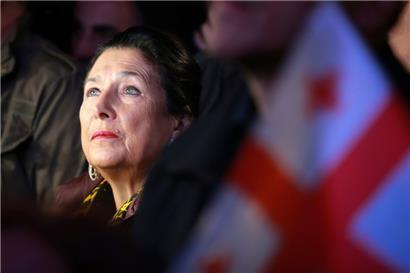 Salome Surabischwili, Präsidentin von Georgien, nimmt an einer Kundgebung der Opposition wenige Tage vor den Parlamentswahlen in der Südkaukasusrepublik teil
