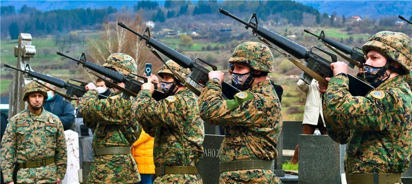 Salutschüsse zum Gedenken in Sarajevo: Die Vergangenheit ist noch präsent, doch in Hinterzimmern wird an einer Zukunft geschraubt, die vielen Sorgen bereitet
