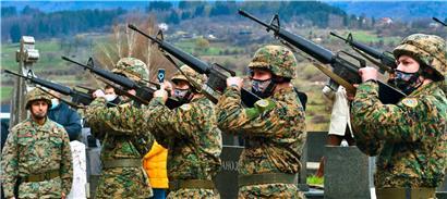 Salutschüsse zum Gedenken in Sarajevo: Die Vergangenheit ist noch präsent, doch in Hinterzimmern wird an einer Zukunft geschraubt, die vielen Sorgen bereitet
