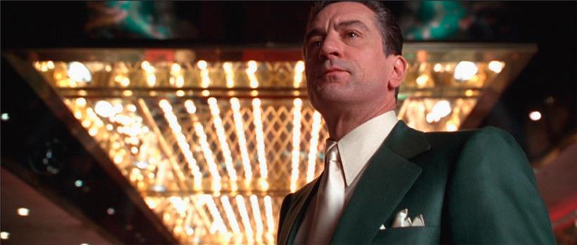 Sam „Ace“ Rothstein (Robert De Niro), ein begnadeter Redner, der von der Mafia an die Spitze des Hotel-Casinos „Tangiers“ in Las Vegas befördert wurde, ist die Hauptfigur aus „Casino“
